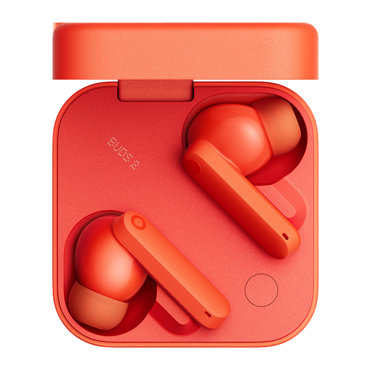 سماعة CMF Buds 2 باللون Orange مع علبة الشحن مفتوحة