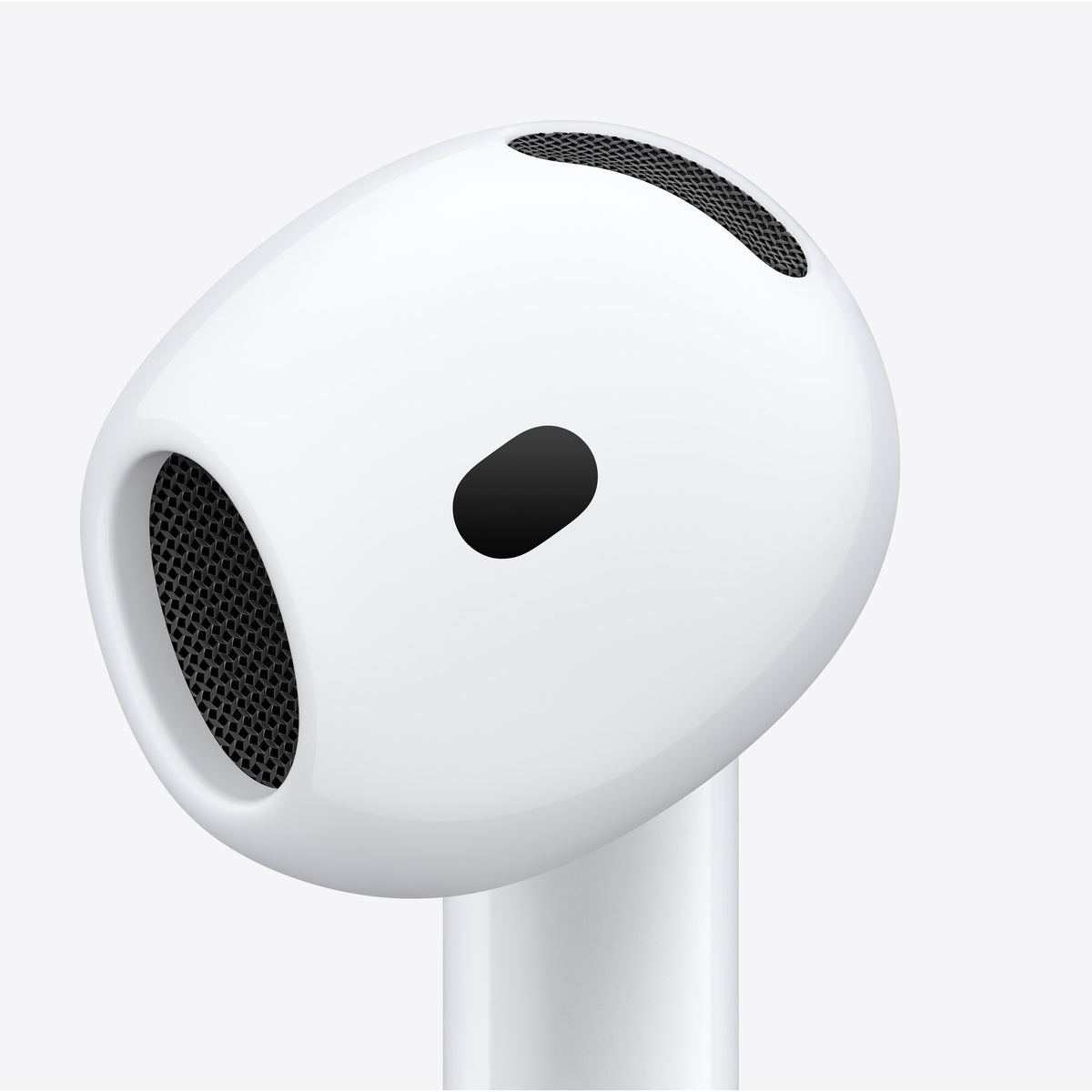 لقطة قريبة لسماعة Apple AirPods 5 تُظهر شبكة مكبّر الصوت