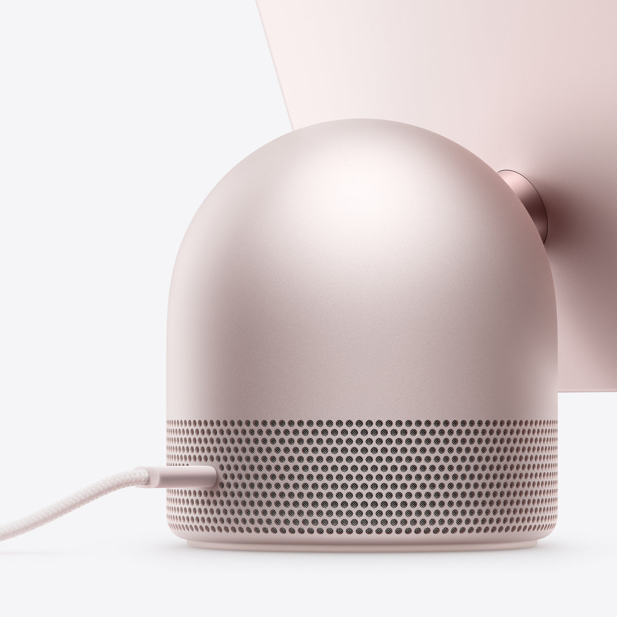 شاشة سمارت هوم ابل HomeView باللون Rose Pink، لقطة قريبة لقاعدة السماعة وكابل USB-C