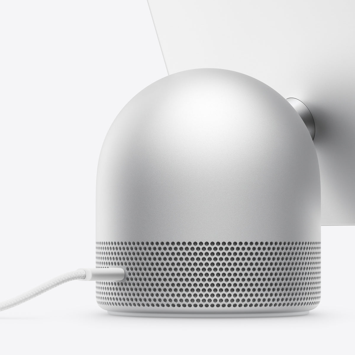 شاشة سمارت هوم ابل HomeView باللون Silver، لقطة قريبة لقاعدة السماعة وكابل USB-C