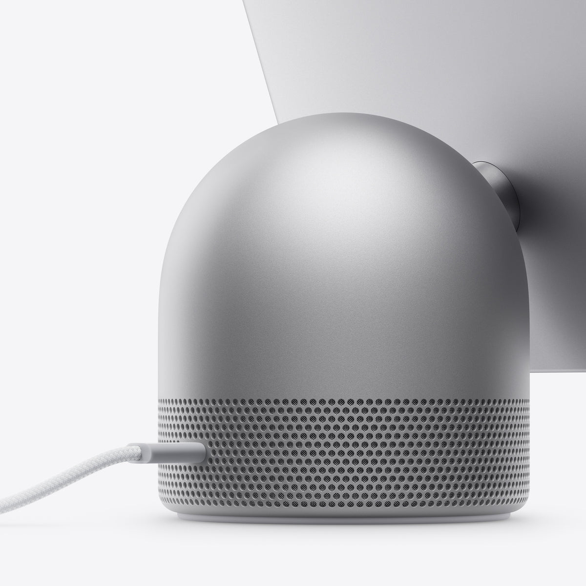 شاشة سمارت هوم ابل HomeView باللون Space Gray، لقطة قريبة لقاعدة السماعة وكابل USB-C