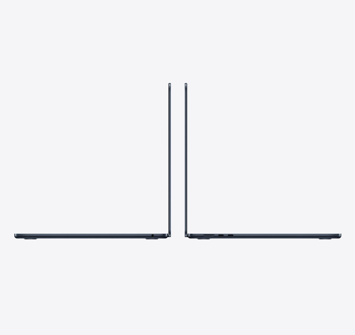 لابتوب Apple MacBook Air مقاس 15 بوصة بشريحة M5 باللون Midnight، منظر جانبي وهو مفتوح