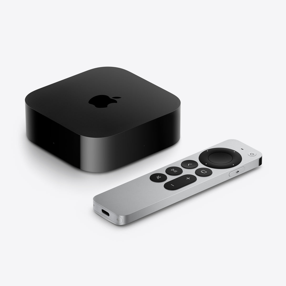 ابل تي في 4K الجيل الرابع وريموت Siri Remote، منظر مائل للجهاز الأسود والريموت الألومنيوم