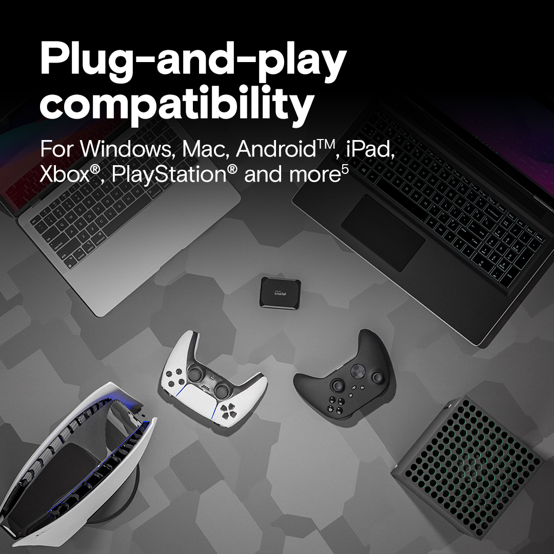 هارد SSD خارجي كروشال Crucial X9 بجانب لابتوب وجهازي PlayStation وXbox وأذرع التحكم