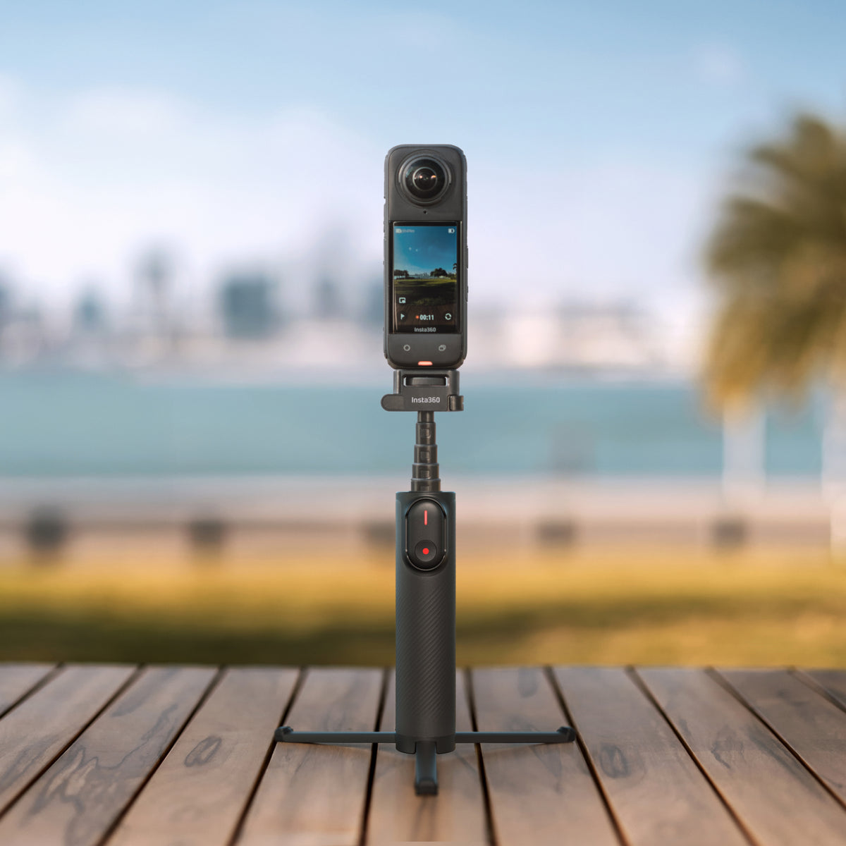 عصا سيلفي Insta360 Foldable 2-in-1 واقفة كحامل ثلاثي مع كاميرا Insta360 من سلسلة X في الخارج