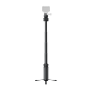 عصا Insta360 Spin Stick ممدودة في وضع الحامل الثلاثي مع كاميرا أكشن