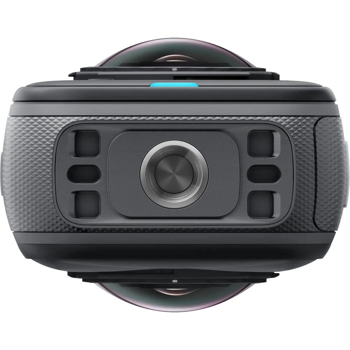 كاميرا Insta360 X5 أكشن 360 درجة باللون Midnight Black، منظر سفلي يوضح السن اللولبي ربع بوصة ووسادات التثبيت المغناطيسي