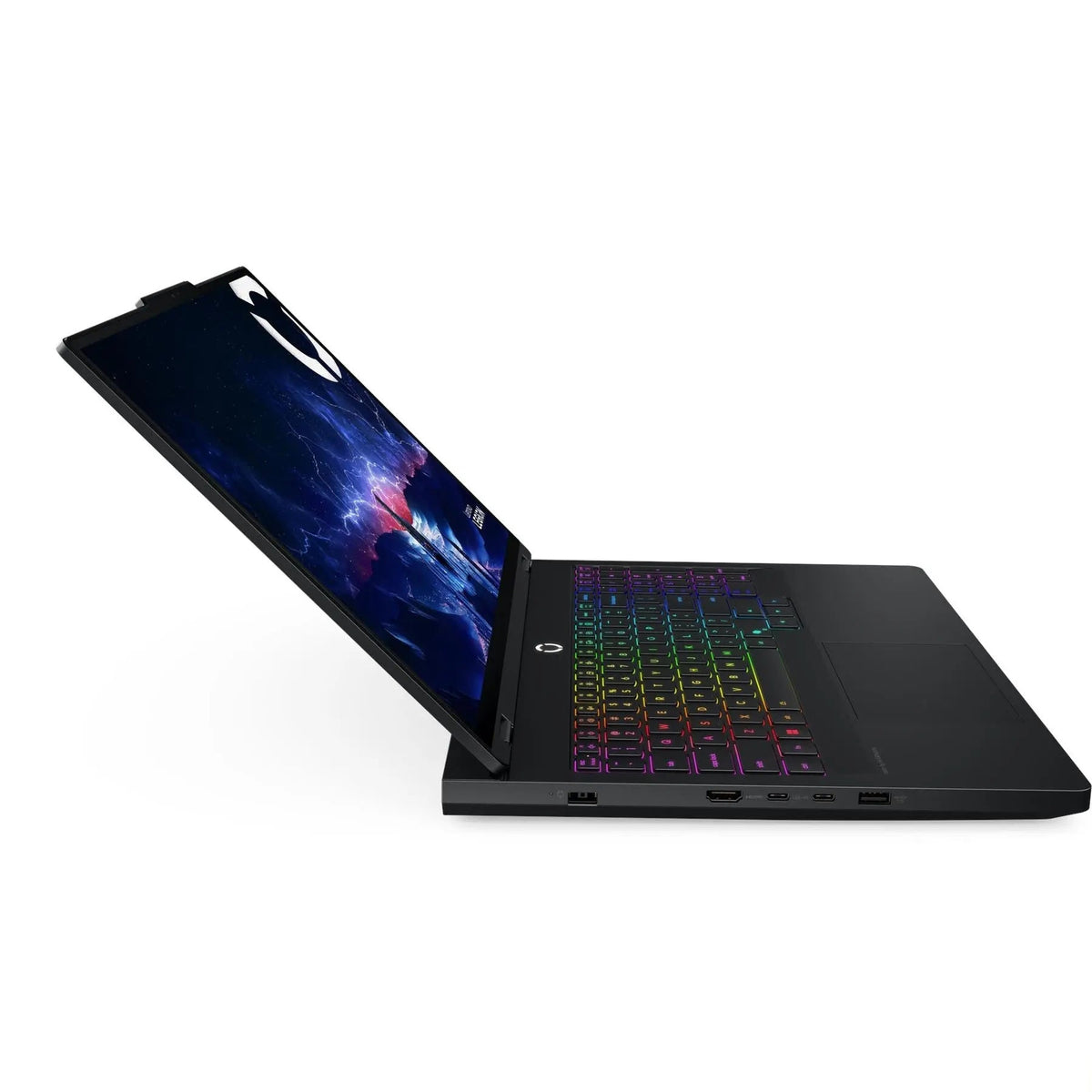 منظر جانبي أيسر لـLenovo Legion Pro 5 16IRX10 وتظهر منافذه