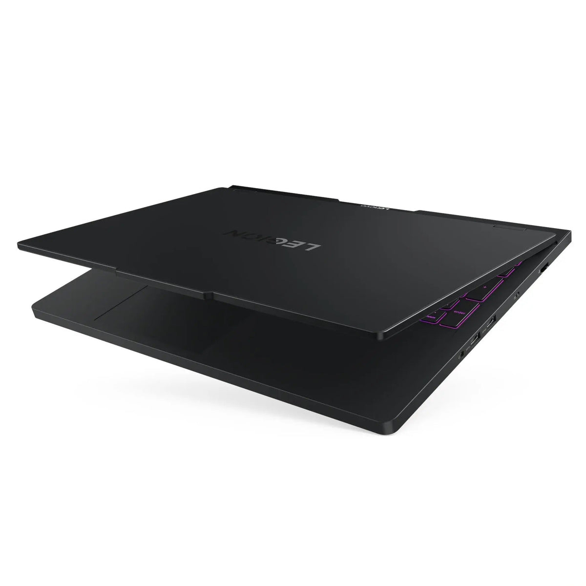 لابتوب Lenovo Legion Pro 5 16IRX10 والغطاء شبه مغلق من الجانب