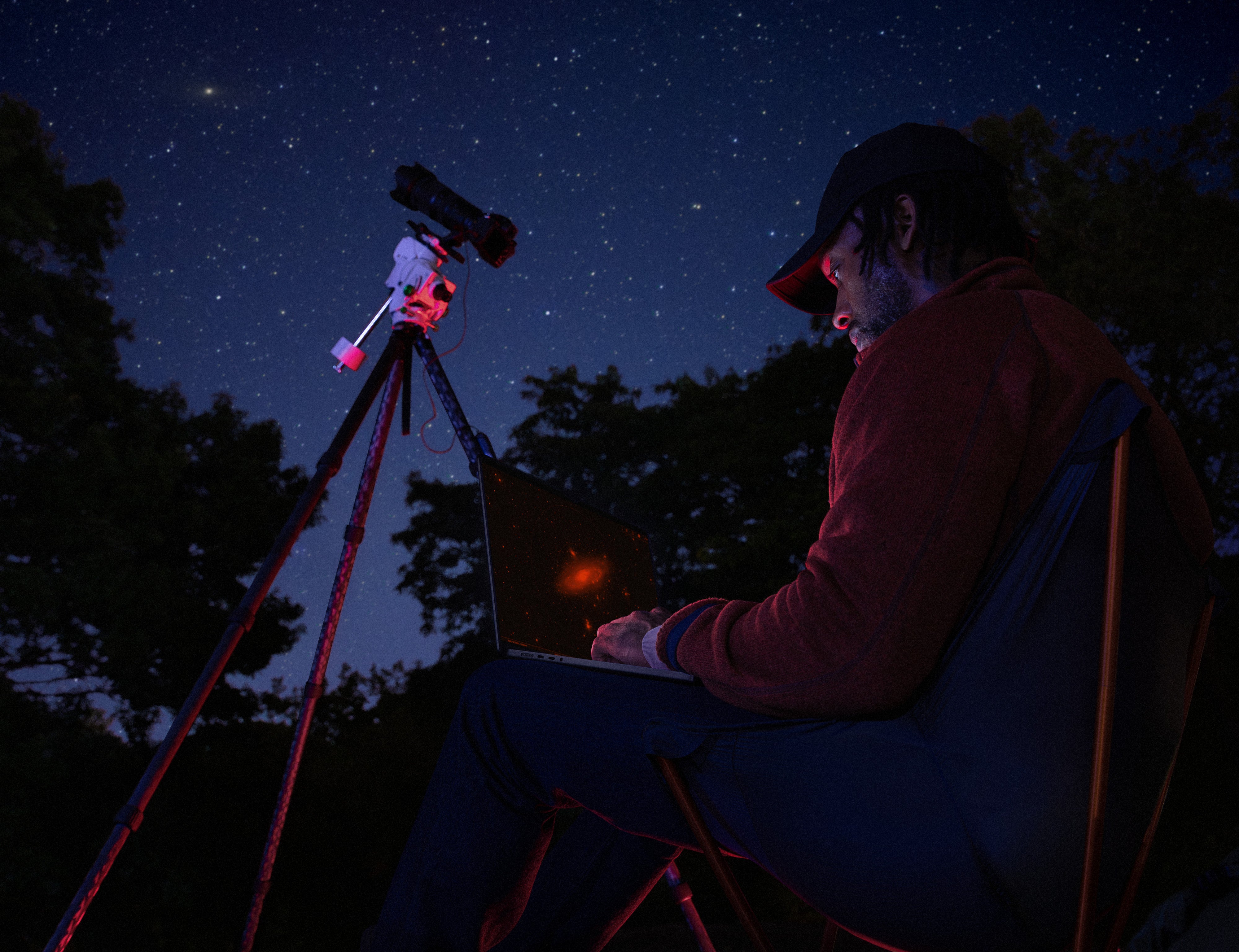 ابل ماك بوك برو مقاس 16 بوصة بمعالج M4 ماكس