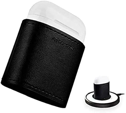 جراب Nillkin AirPods Mate باللون Black على علبة ايربودز بجوار قاعدة شحن لاسلكي