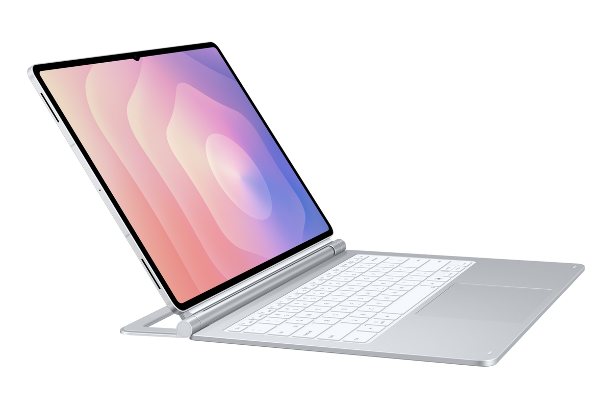 تابلت Galaxy Tab الترا على كيبورد سامسونج Pro Keyboard باللون Silver بزاوية