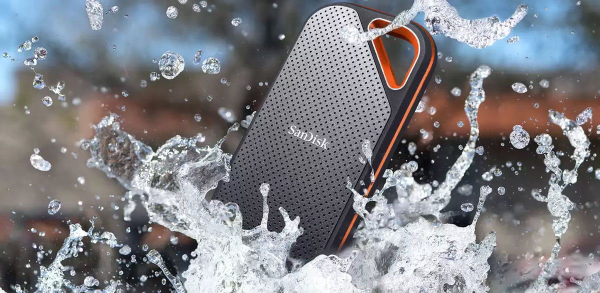 رذاذ الماء على هارد سانديسك Extreme PRO Portable SSD V2 لتوضيح مقاومته للماء والغبار IP65